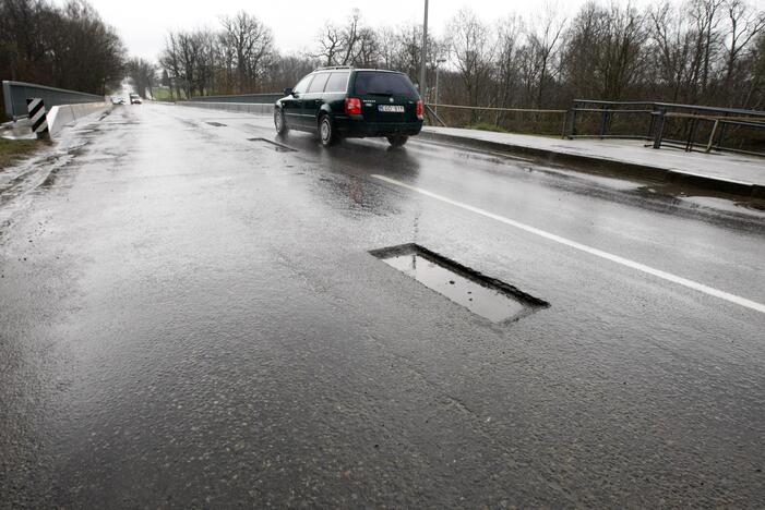 Lietus sustabdė duobių lopymą