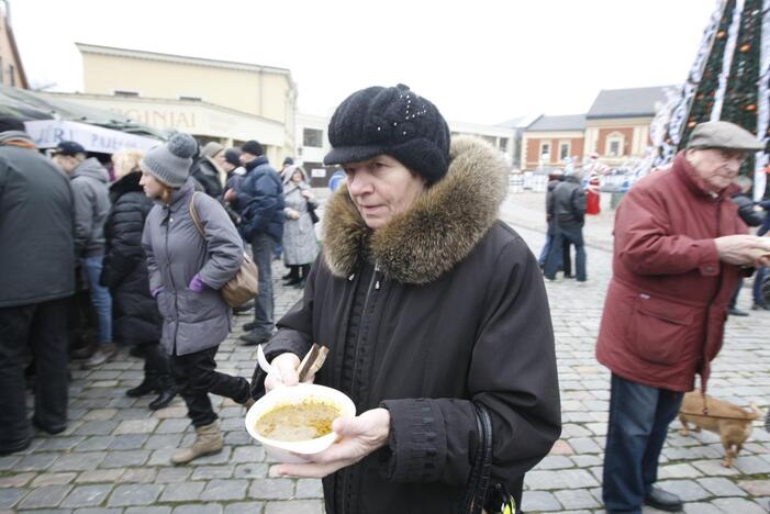 Klaipėdiečius vaišino žuviene ir koše