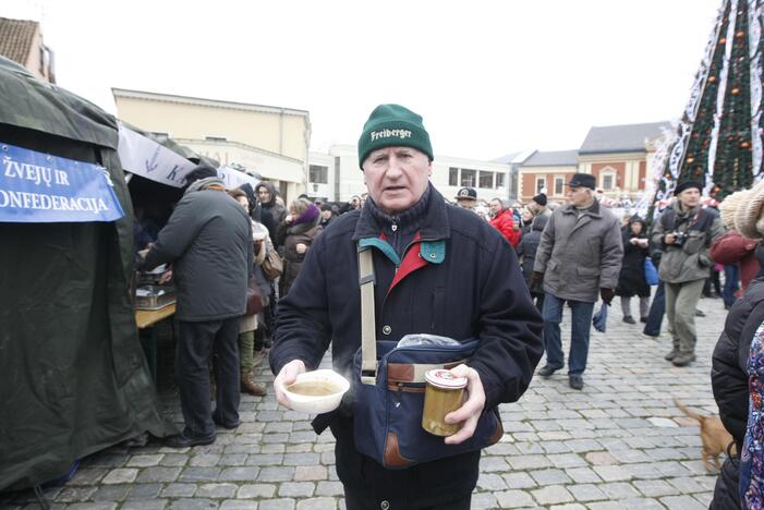 Klaipėdiečius vaišino žuviene ir koše