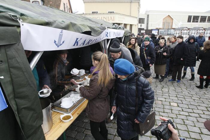 Klaipėdiečius vaišino žuviene ir koše