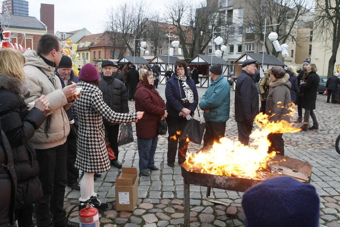 Klaipėdiečius vaišino žuviene ir koše