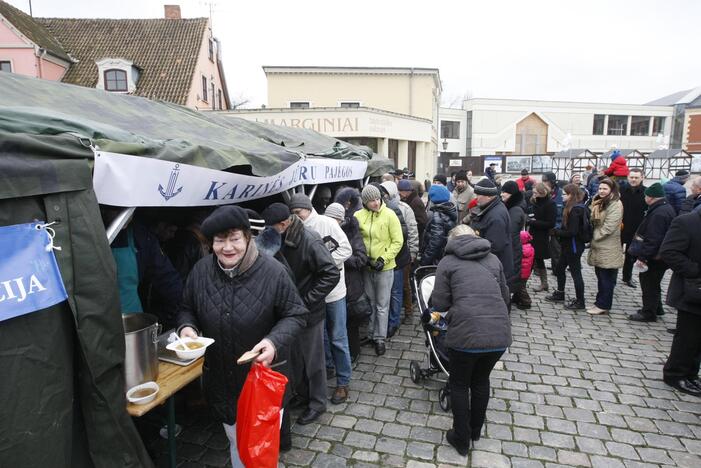 Klaipėdiečius vaišino žuviene ir koše