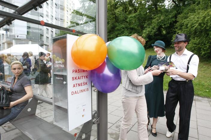 Atidarytos bibliotekėlės autobusų stotelėse