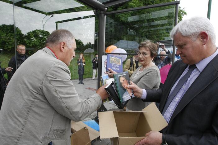 Atidarytos bibliotekėlės autobusų stotelėse