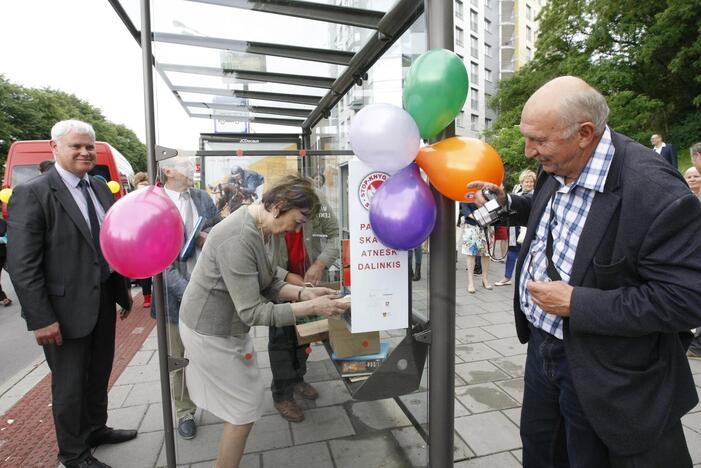 Atidarytos bibliotekėlės autobusų stotelėse