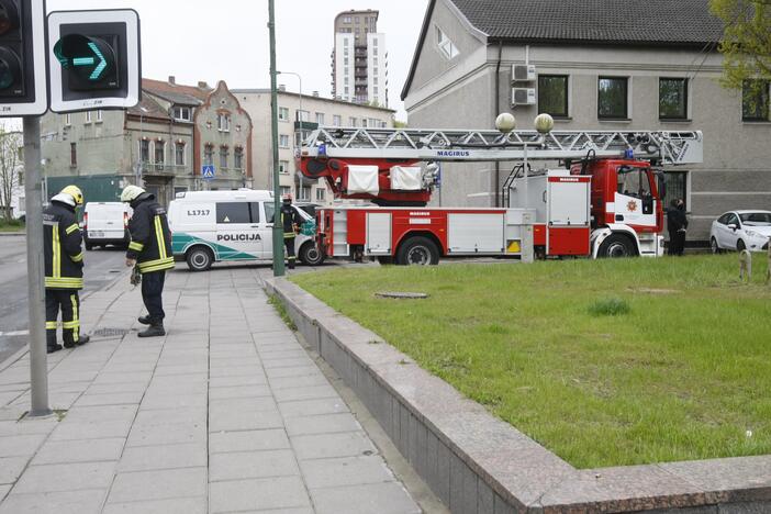 Klaipėdos centre driokstelėjo sprogimas: pro langą iššoko apdegęs žmogus