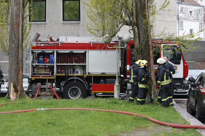 Klaipėdos centre driokstelėjo sprogimas: pro langą iššoko apdegęs žmogus