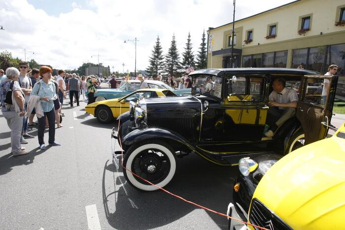 Senovinių automobilių paradas