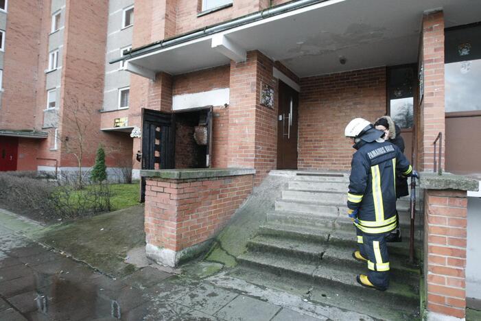 Klaipėdoje sudegė daugiabučio šiukšlių konteineris