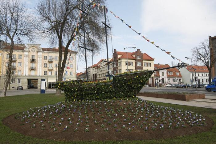 Uostamiesčiui – gėlių žiedai