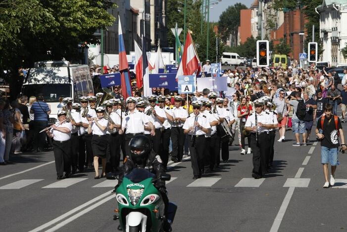 Burlaivių įgulų eisena Klaipėdos gatvėmis