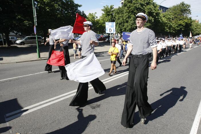 Burlaivių įgulų eisena Klaipėdos gatvėmis