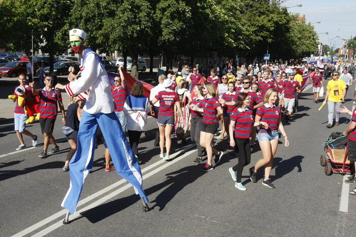 Burlaivių įgulų eisena Klaipėdos gatvėmis