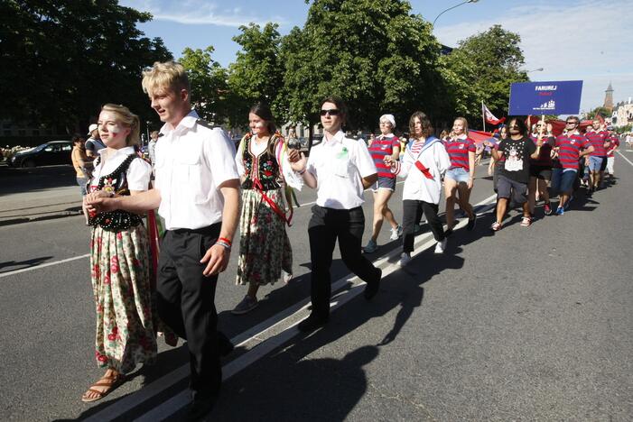 Burlaivių įgulų eisena Klaipėdos gatvėmis