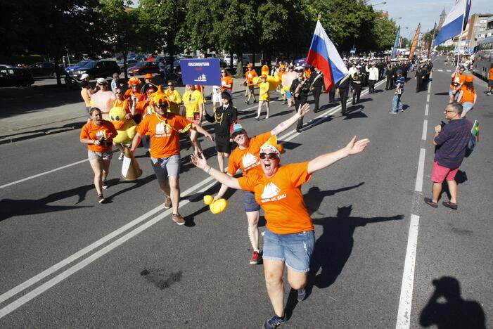 Burlaivių įgulų eisena Klaipėdos gatvėmis