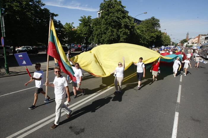 Burlaivių įgulų eisena Klaipėdos gatvėmis