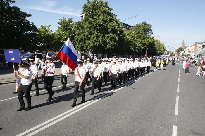 Burlaivių įgulų eisena Klaipėdos gatvėmis