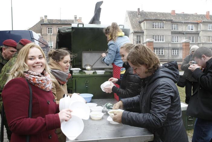 Kariškiai studentus vaišino žuviene