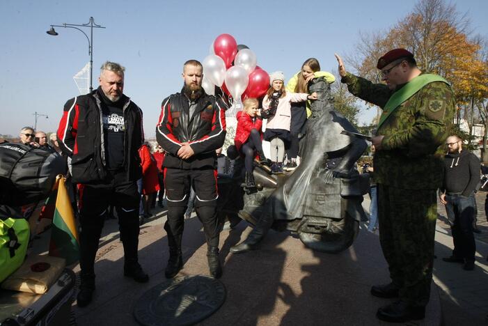 Į Bengaliją motociklininkai išvyko su duona ir lašiniais