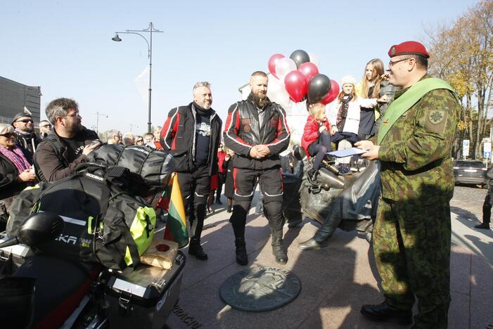 Į Bengaliją motociklininkai išvyko su duona ir lašiniais