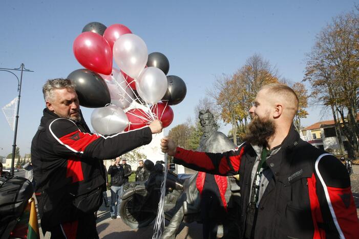 Į Bengaliją motociklininkai išvyko su duona ir lašiniais