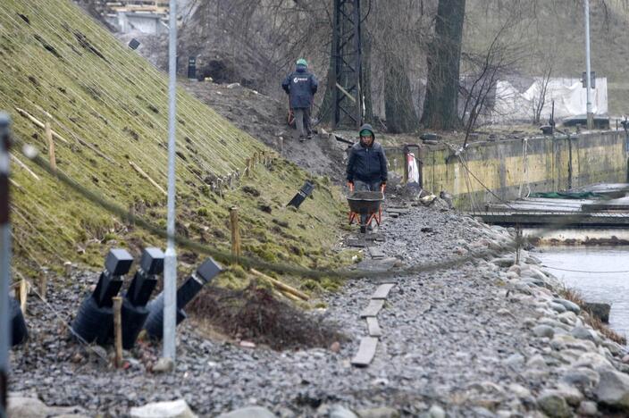 Šlaitus tvirtina specialiu koriu