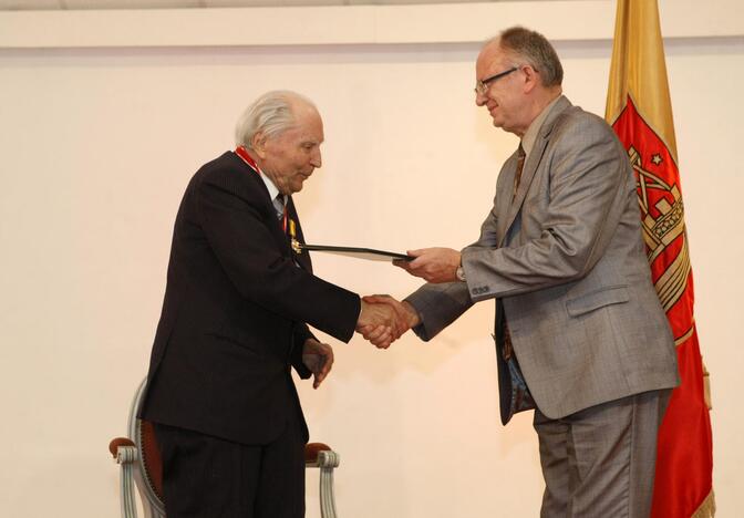 Klaipėdos garbės piliečio regalijų įteikimo Vaclovui Straukui ceremonija