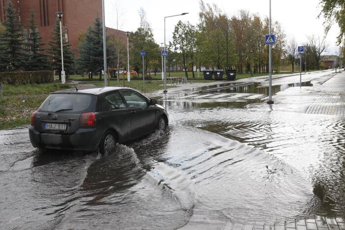 Uostamiestis vėl skęsta: smarkiai užlieta Liepų gatvė