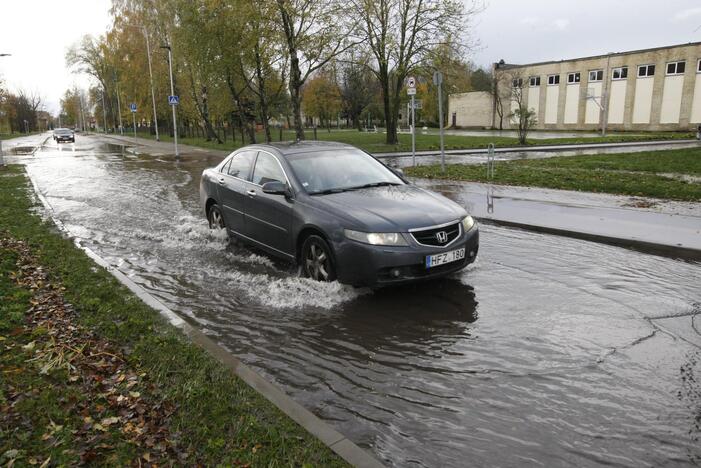 Uostamiestis vėl skęsta: smarkiai užlieta Liepų gatvė