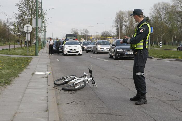 Klaipėdoje automobilis partrenkė dviratininką