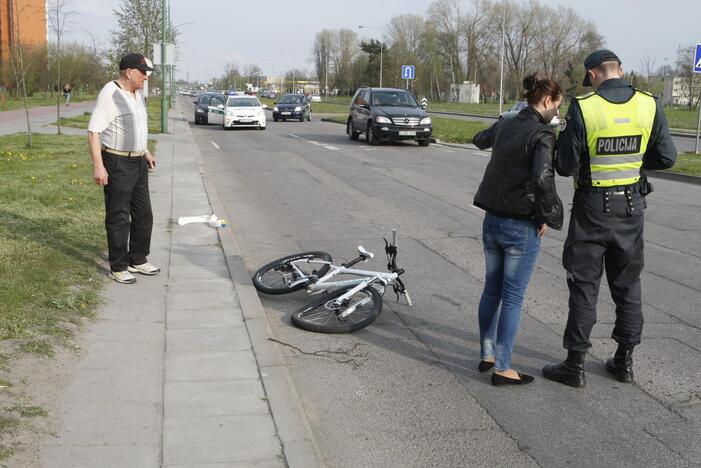 Klaipėdoje automobilis partrenkė dviratininką