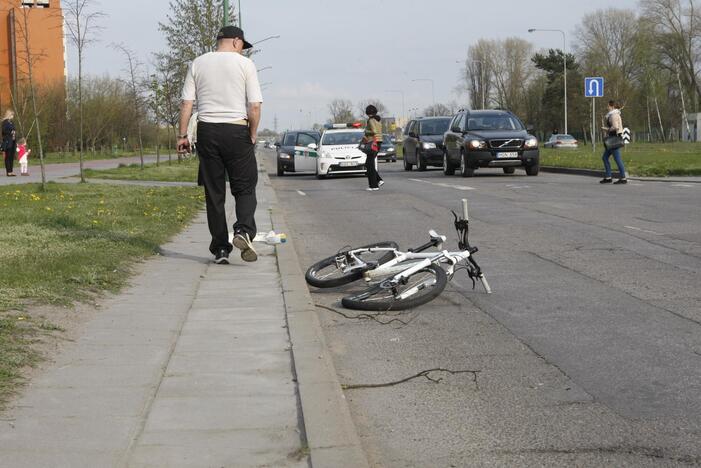 Klaipėdoje automobilis partrenkė dviratininką