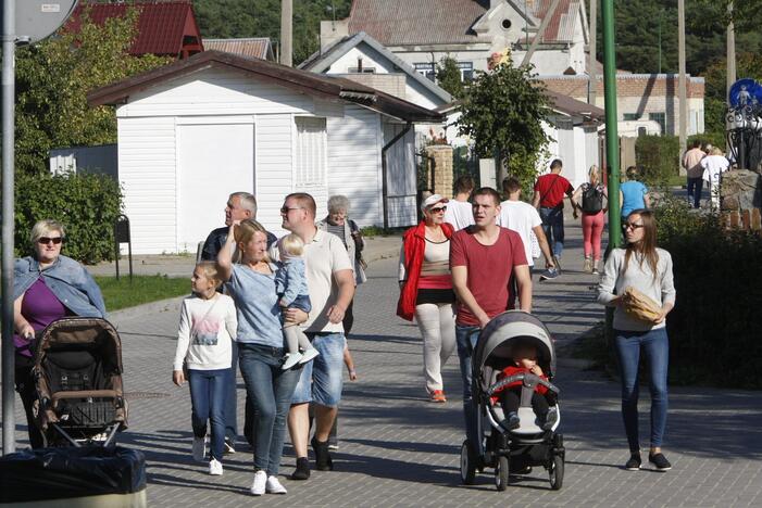 Rudeniškuose paplūdimiuose – vasariškos pramogos