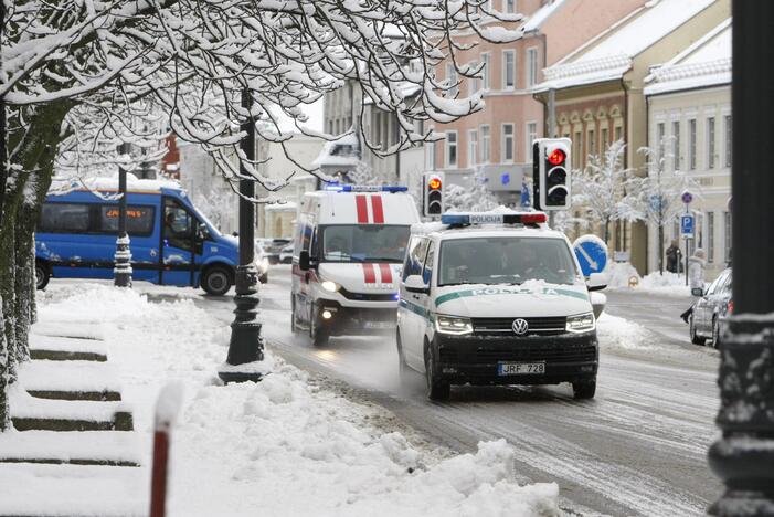 Nelaimės tęsiasi: pėsčiųjų perėjoje partrenkė vyrą