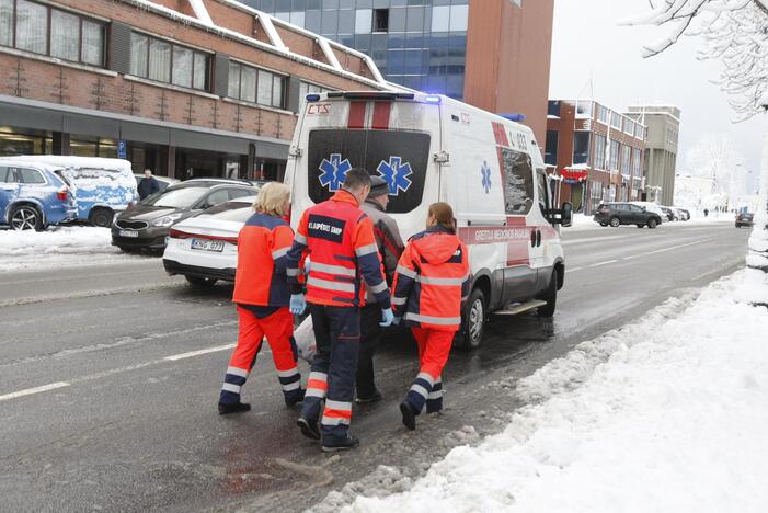 Nelaimės tęsiasi: pėsčiųjų perėjoje partrenkė vyrą