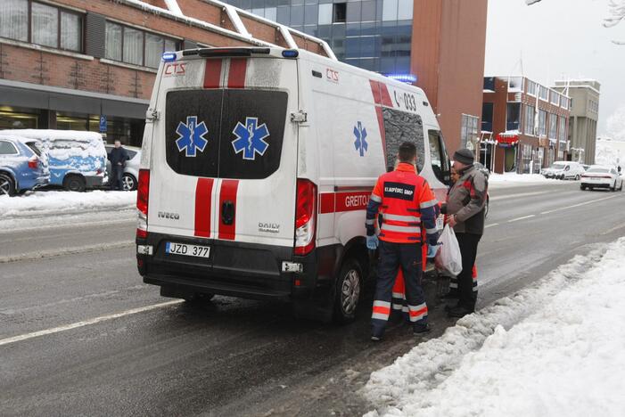 Nelaimės tęsiasi: pėsčiųjų perėjoje partrenkė vyrą