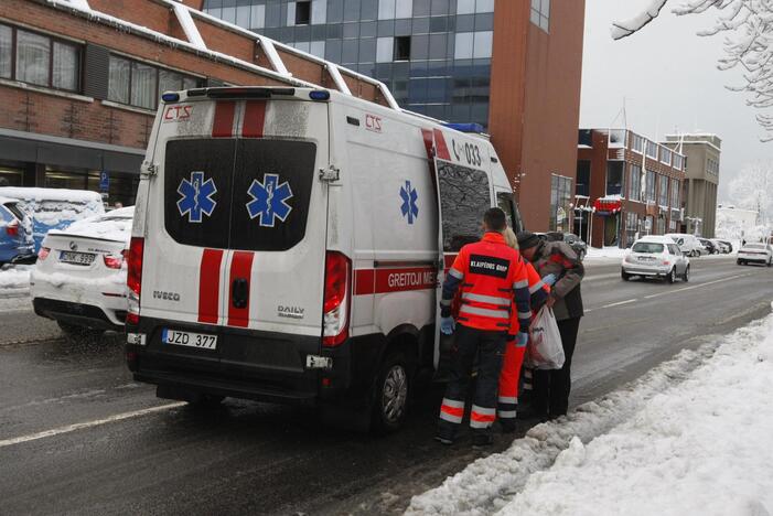 Nelaimės tęsiasi: pėsčiųjų perėjoje partrenkė vyrą