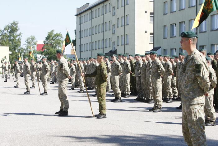 Klaipėdos Dragūnų batalione – vadų pasikeitimas ir šauktinių išlydėtuvės