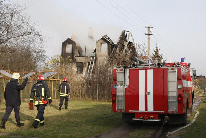 Dituvoje vidurdienį supleškėjo gyvenamasis namas