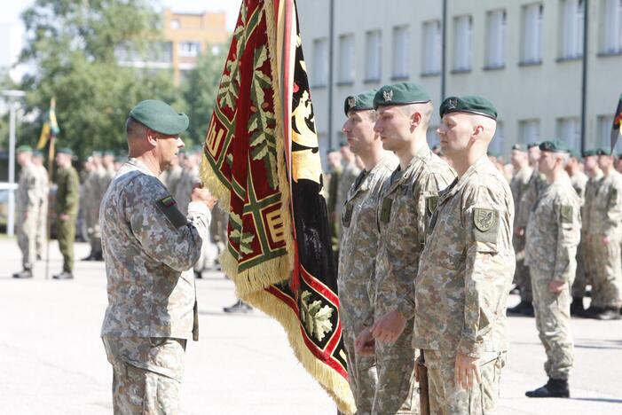 Klaipėdos Dragūnų batalione – vadų pasikeitimas ir šauktinių išlydėtuvės