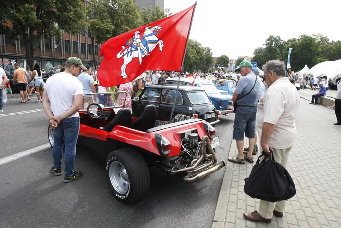 Uostamiesčio gatvėse – senovinių automobilių paradas