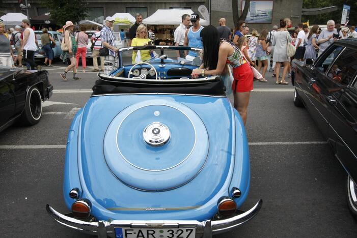 Uostamiesčio gatvėse – senovinių automobilių paradas