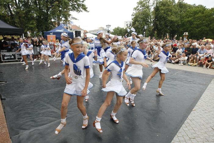 Uostamiestis skendi muzikos ir šokių garsuose