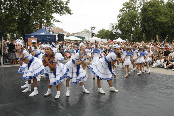 Uostamiestis skendi muzikos ir šokių garsuose