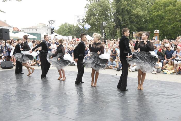 Uostamiestis skendi muzikos ir šokių garsuose