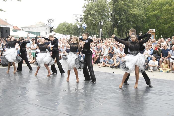 Uostamiestis skendi muzikos ir šokių garsuose