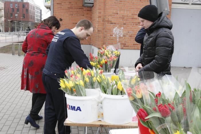 Klaipėdiečiai skubėjo sveikinti moteris