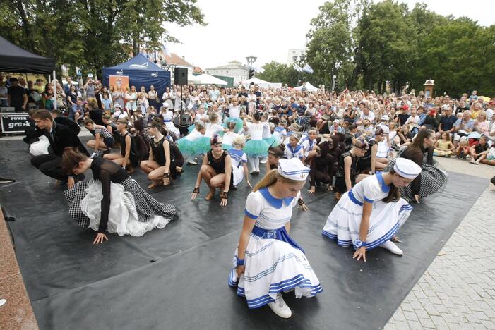 Uostamiestis skendi muzikos ir šokių garsuose