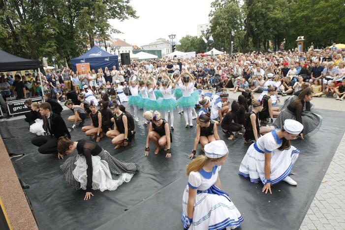 Uostamiestis skendi muzikos ir šokių garsuose