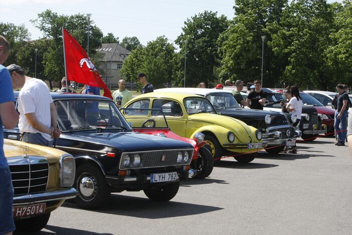 Sezoną pradėjo senovinių automobilių asociacija „Seni kibirai“